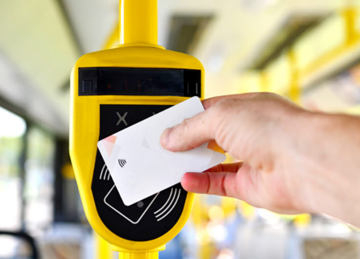 버스카드 리더기에 교통카드를 대고있는 모습