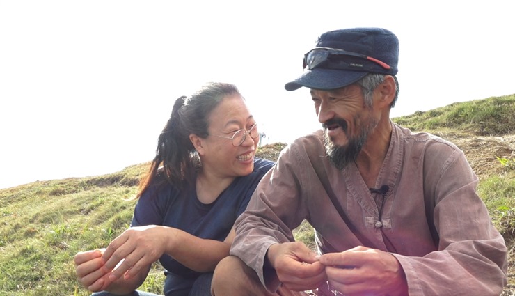 산에-앉아-있는-부부