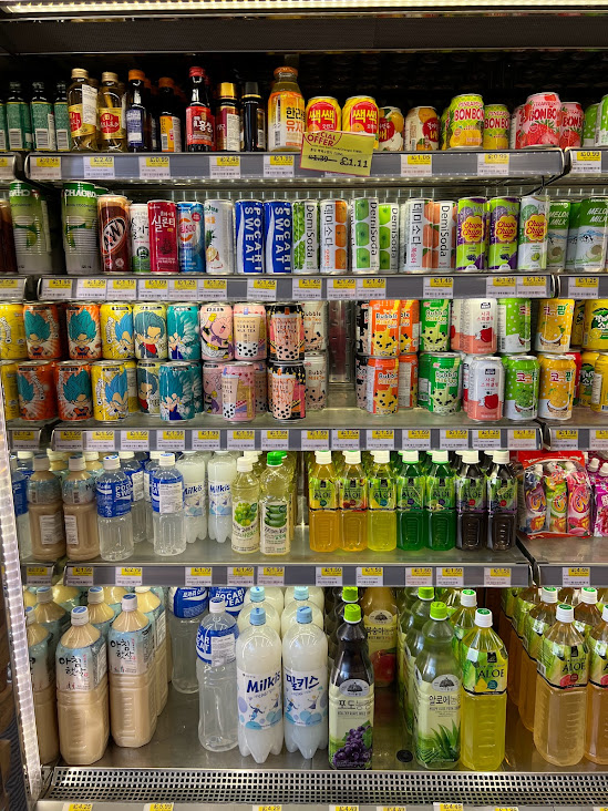 냉장고에종류별로놓여있는음료수들