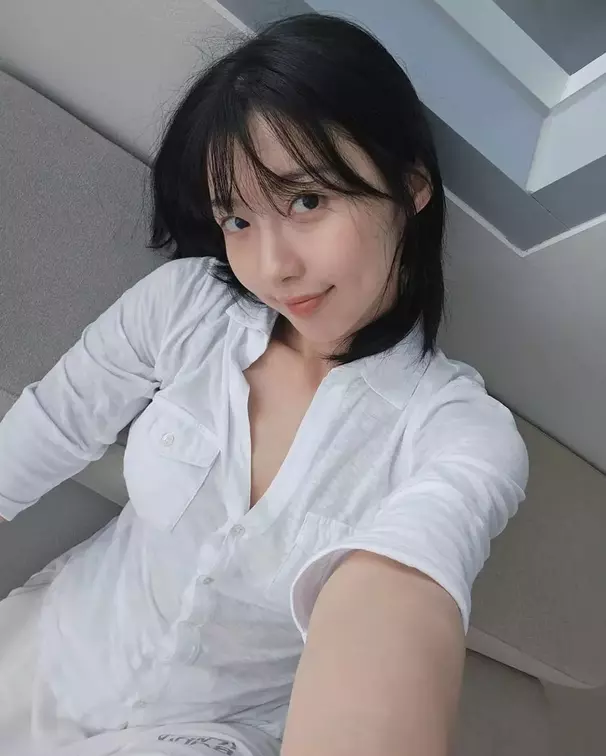 주현영 나이 / 하얀 셔츠를 입은 모습