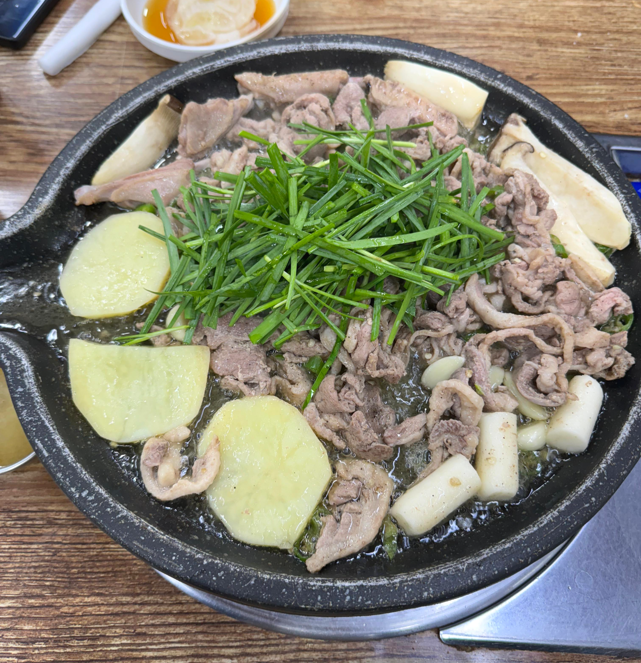 불판 위의 오리고기가 모두 익어가는 모습을 찍은 사진