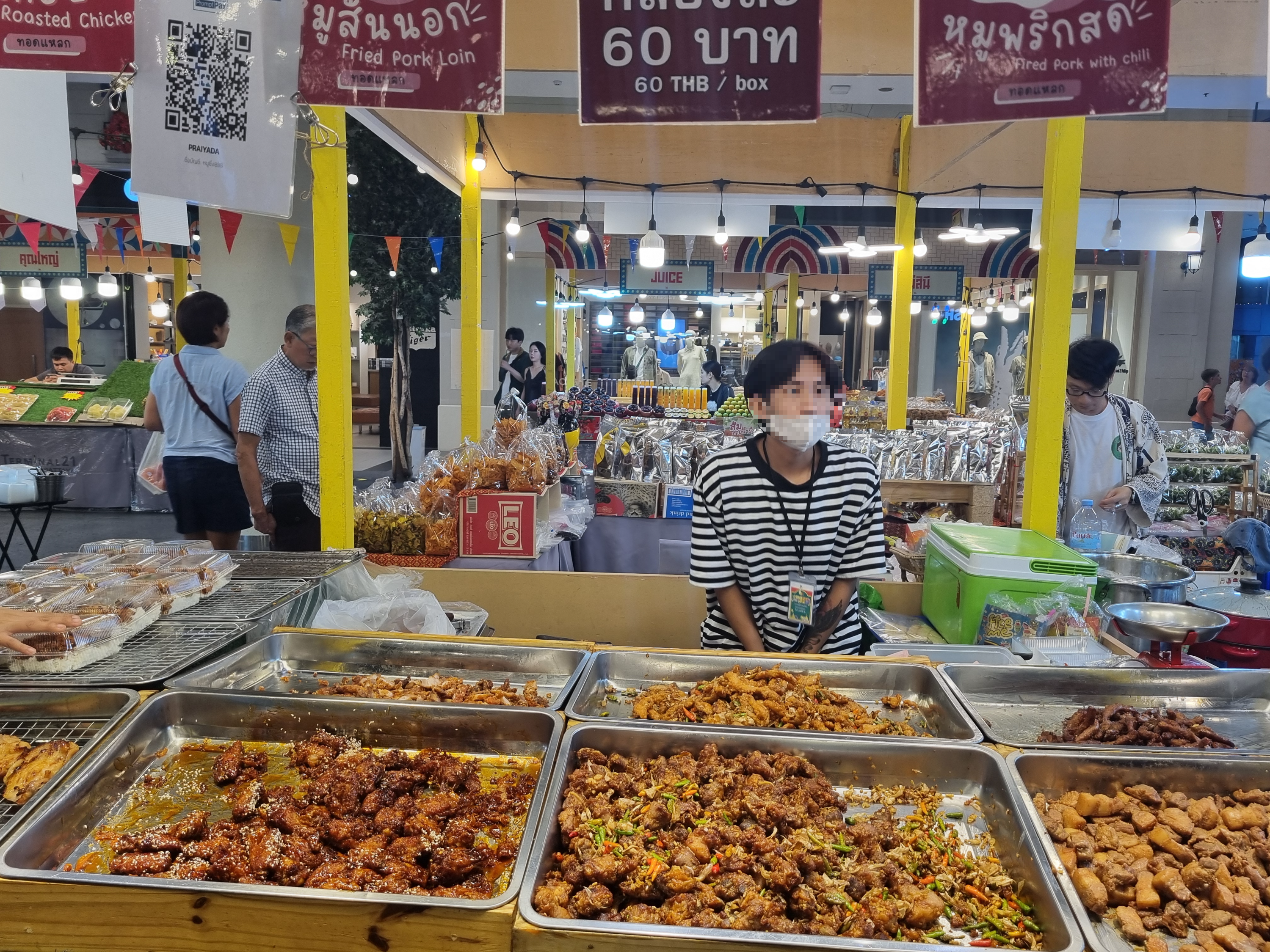 부스에 진열된 다양한 태국식 고기 반찬