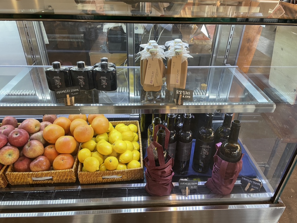 염상수 커피로스터스 쇼케이스 사과 오렌지 자몽 레몬 더치마스터 로얄밀크티