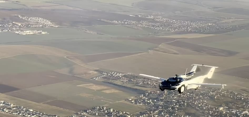 도로용 차량에서 3분 내 비행기로 변신 듀얼모드 '에어카' VIDEO: Futuristic flying 'AirCar' on test flight in Slovakia 