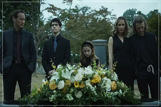 인시디어스-빨간-문-조쉬의-어머니-로레인-장례식장에-모여-있는-가족들