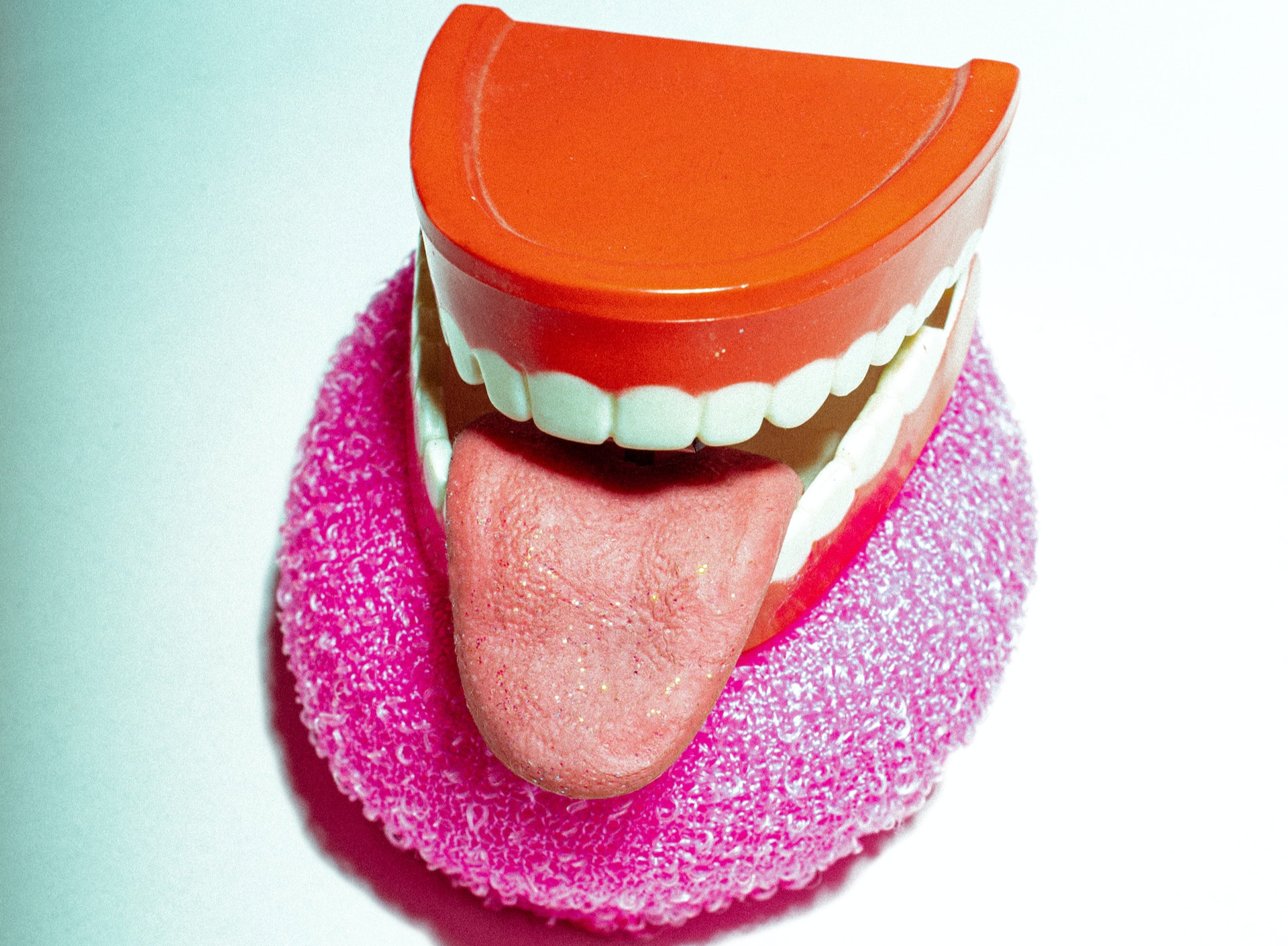 입 밖으로 혀 모델