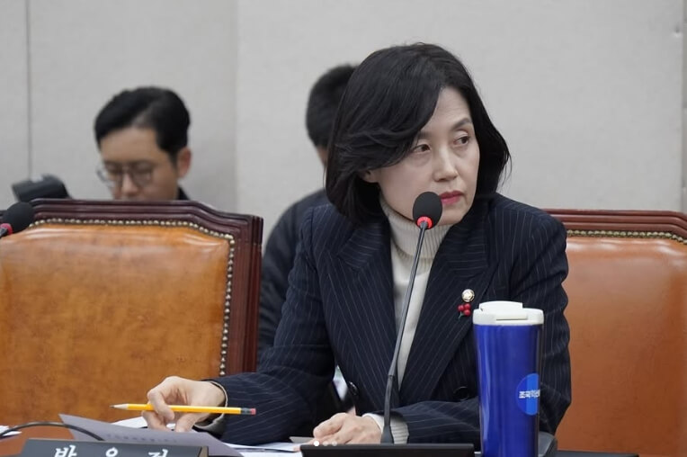 마이크앞에-앉아있는-단발머리여성의모습