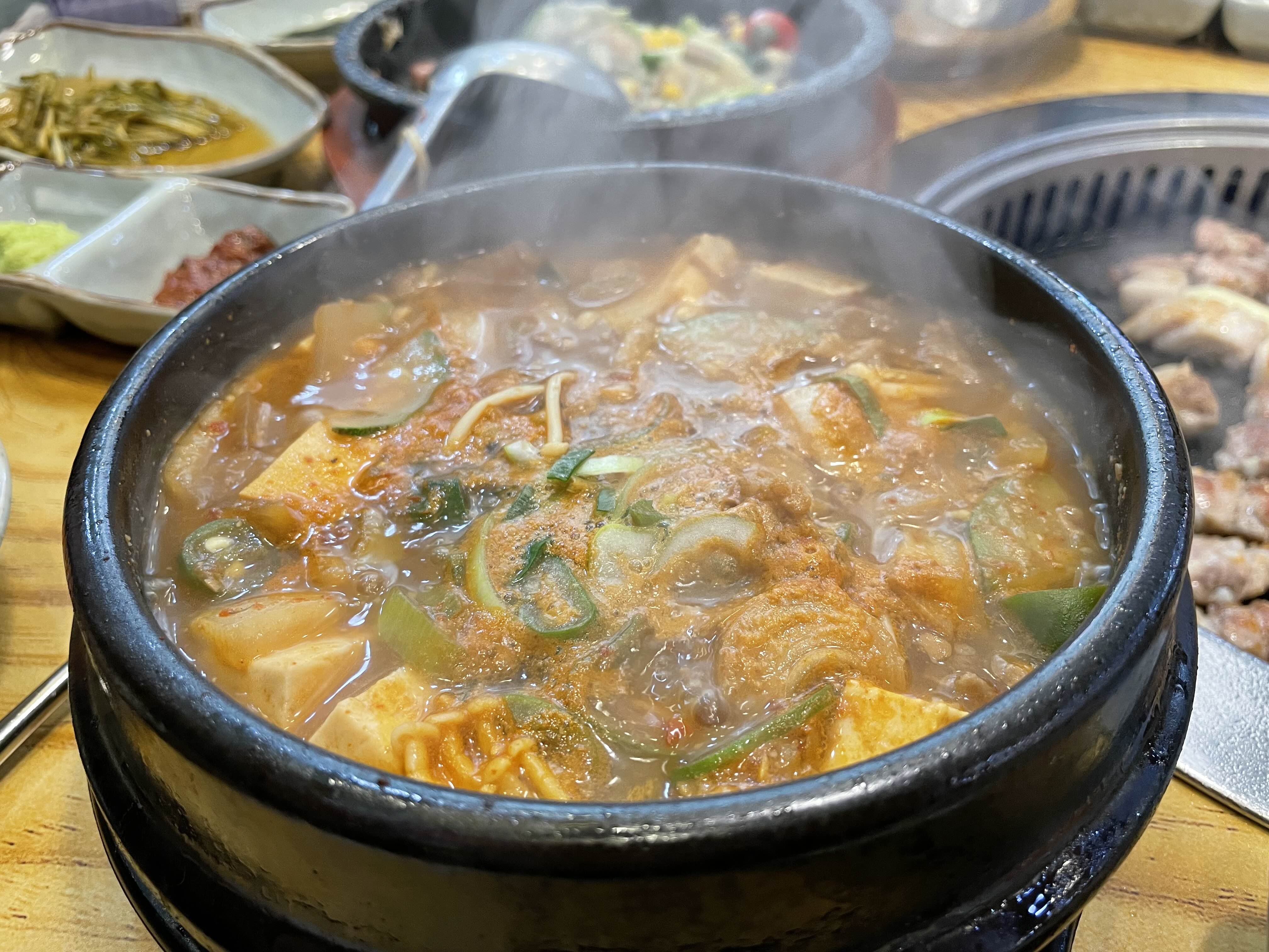 김이 무럭무럭 나고 있는 된장찌게