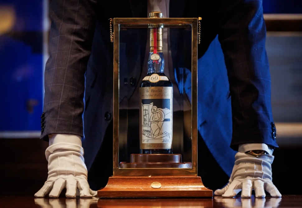 35억 짜리 세계에서 가장 비싼 술 VIDEO:Intoxicating: Rare whiskey bottle sells for record $2.7 million at auction: The Macallan Adami 1926
