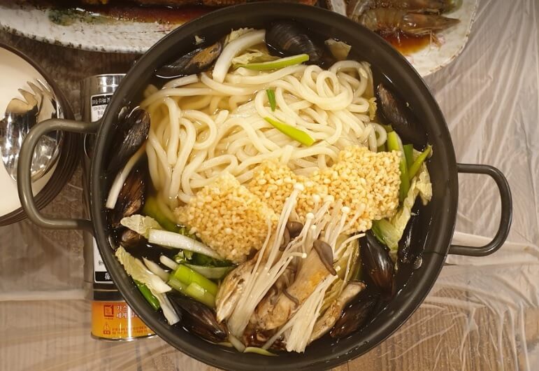 생생정보 두집살림 동해 한달 살기 바다 앞 숙소 근처 생선구이 나베 맛집 어향 동해시청 문화예술과 등대그집 기념품점 문화팩토리 덕장카페 무릉별유천지 