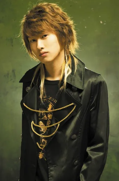 이번에 무려 20년만에 솔로 데뷔를 한 아이돌 | 인스티즈