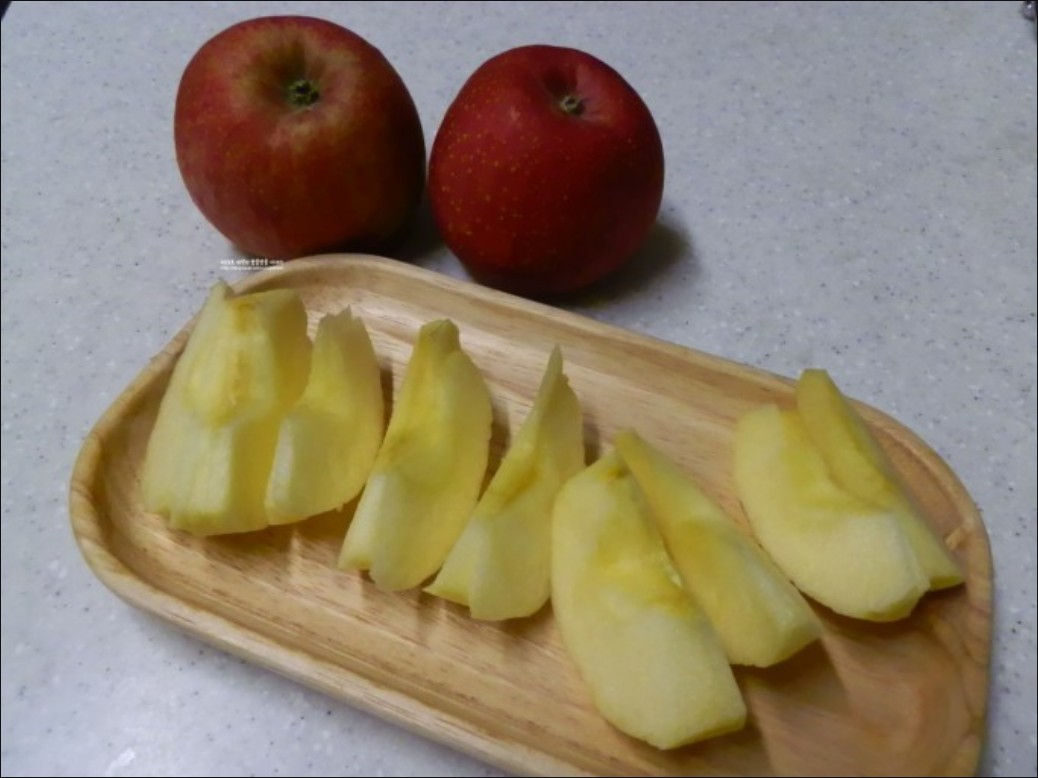 사과칼로리 설명을 위한 사과 한개 깍아먹는 이미지