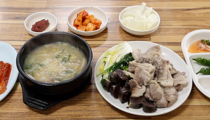 웃장-돼지국밥집