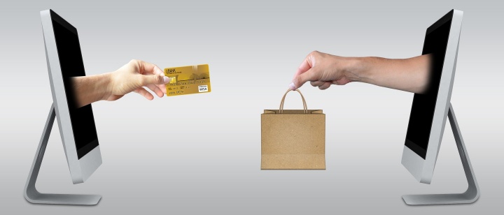신용카드로-물건은-구매하는-모습