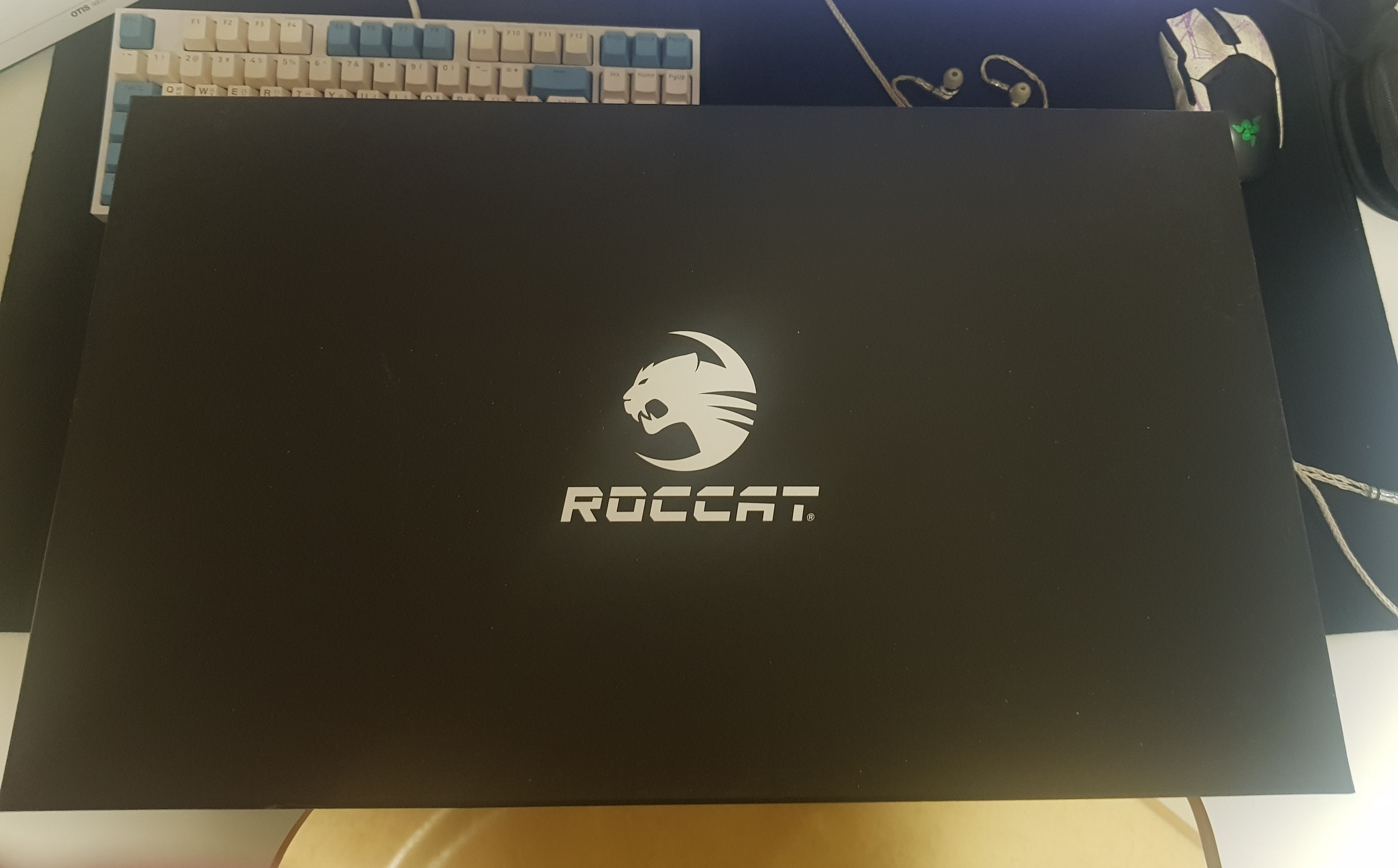  연말 선물 제대로 받았습니다~ 로캣(ROCCAT) 게이밍 기어 화이트 셋트