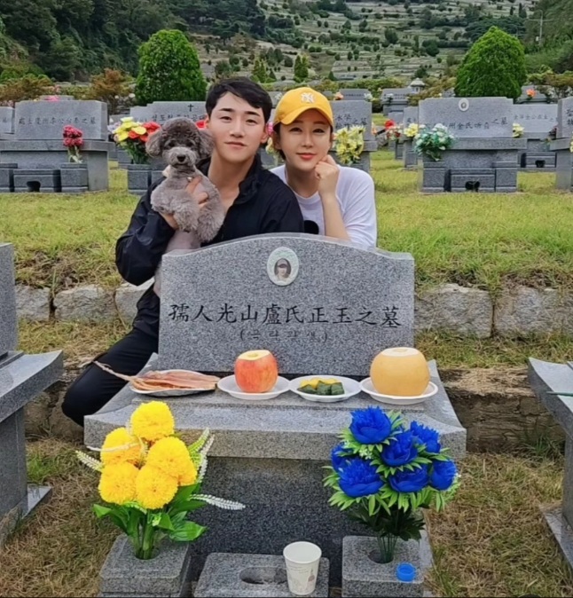 박군의-어머니묘-앞에서-아내인-한영과-사진-이미지