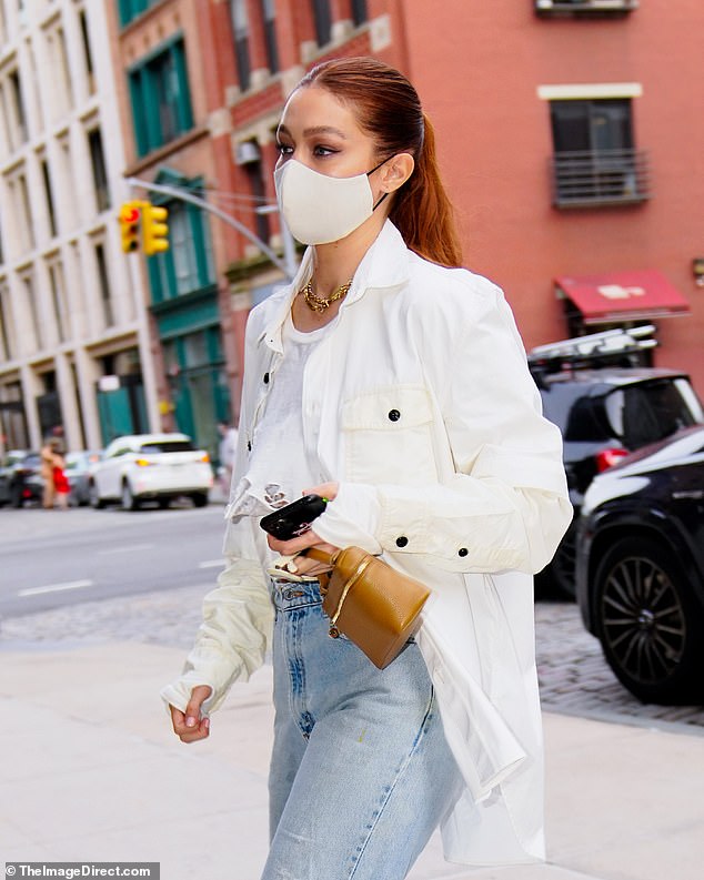  기기 하디드 (Gigi Hadid) 아디다스 나이트조거 X 비욘세 아이비 파크 운동화 신고