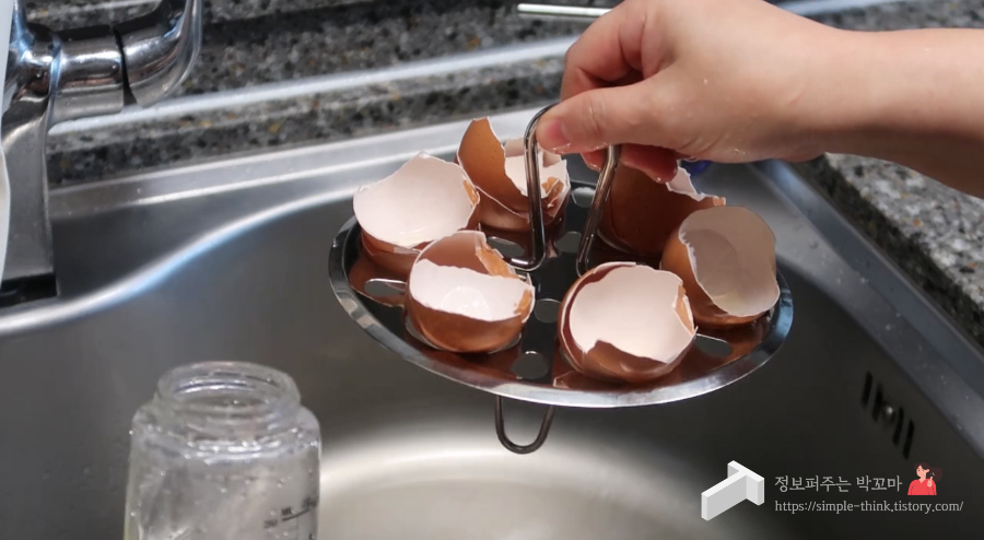 계란껍질 사용하여 기름병&amp;#44; 오일병 세척하는 방법