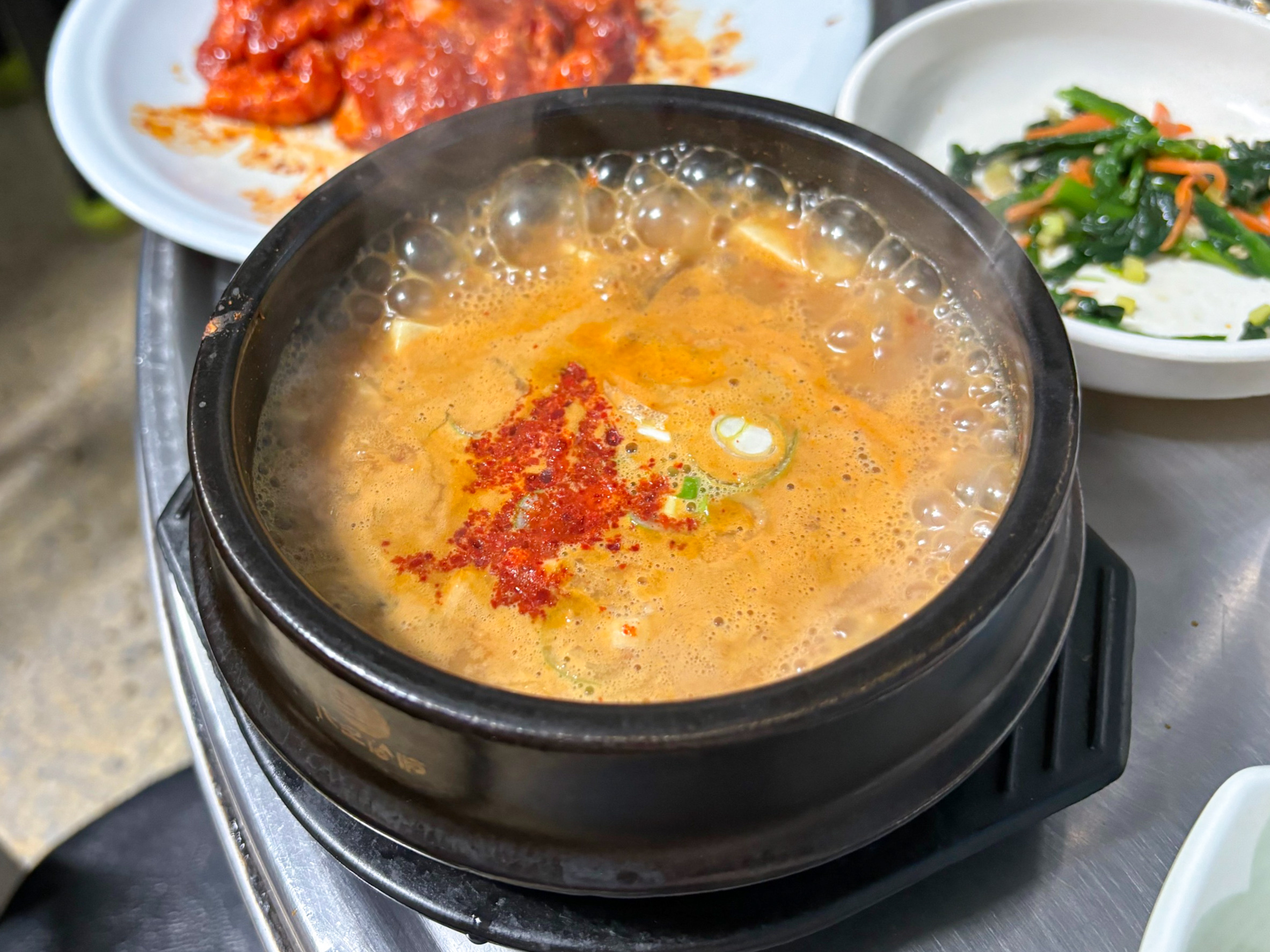 진미본가 청국장 메뉴가 뚝배기에서 끓고 있는 사진