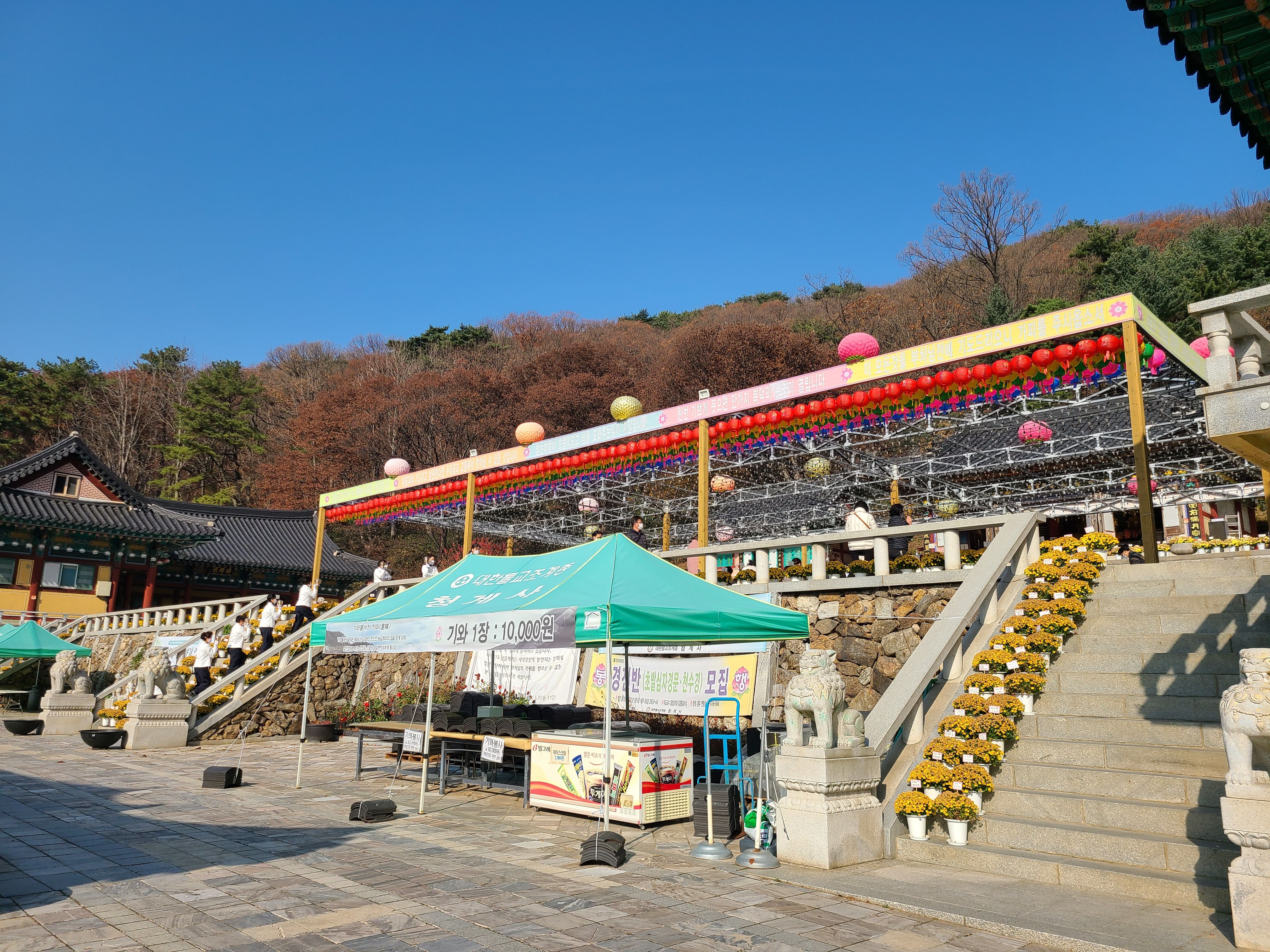 야외 예불 드리는 광장으로 오르는 계단