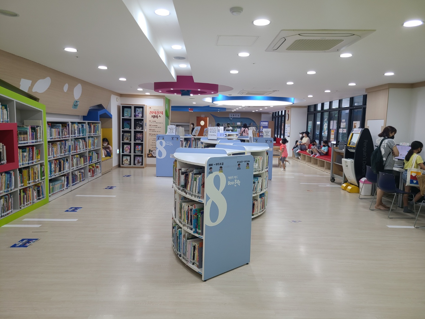  주말 무더운 여름 자녀와 함께 도서관으로 휴가 떠나세요.