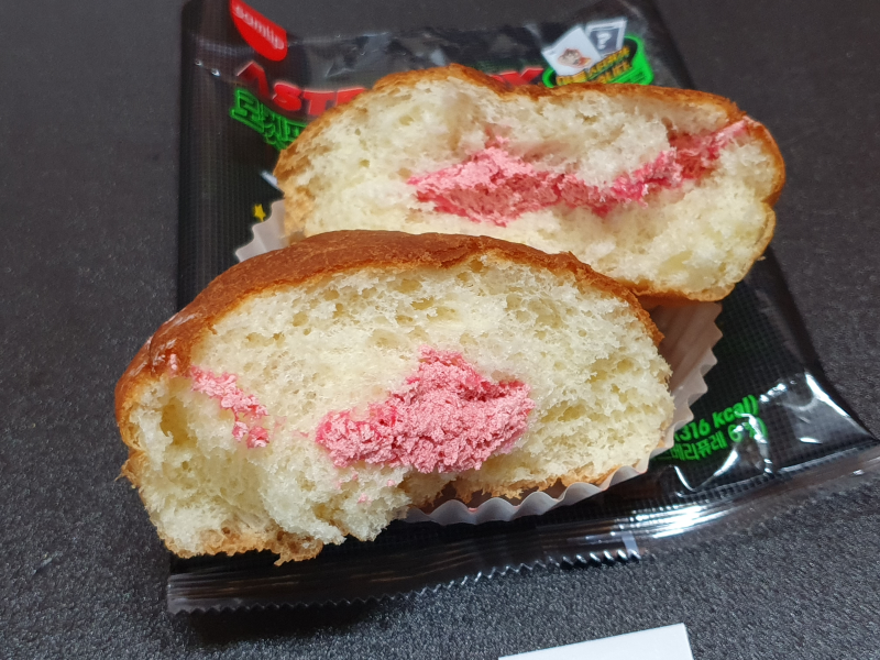 반으로 가른 빵 속에는 라즈베리 딸기잼이 분홍빛을 띄고 있다