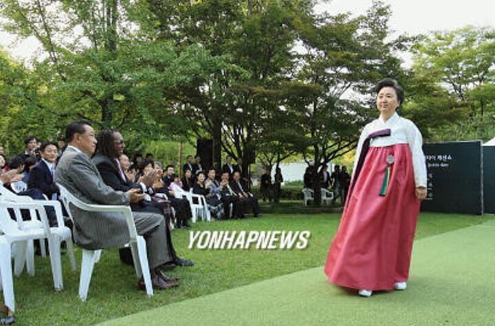한덕수 부인 최아영 한복 입고 패션쇼에 참가하는 모습