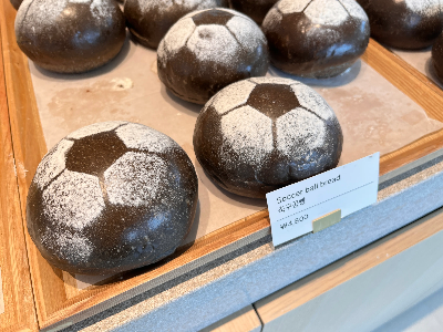 검정색 빵 위에 흰색으로 축구공 무늬가 들어간 축구공빵 사진