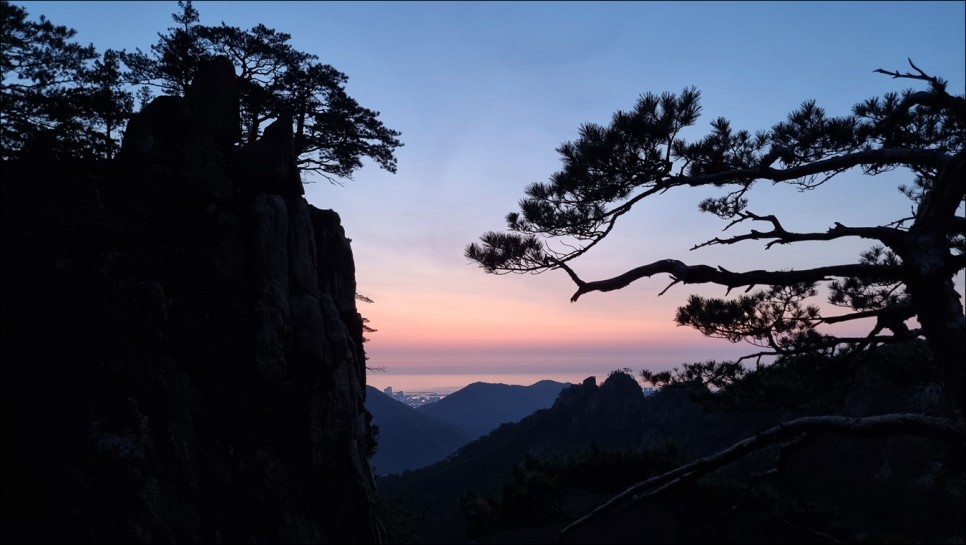  설악산 노적봉을 뚜벅뚜벅 오르는 사람들