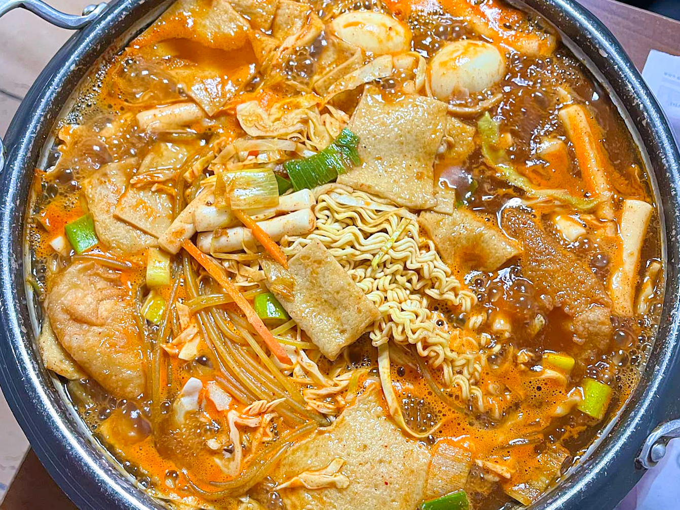 핸썸가이즈 신당동 떡볶이에 사리를 넣어 끓여먹는 사진
