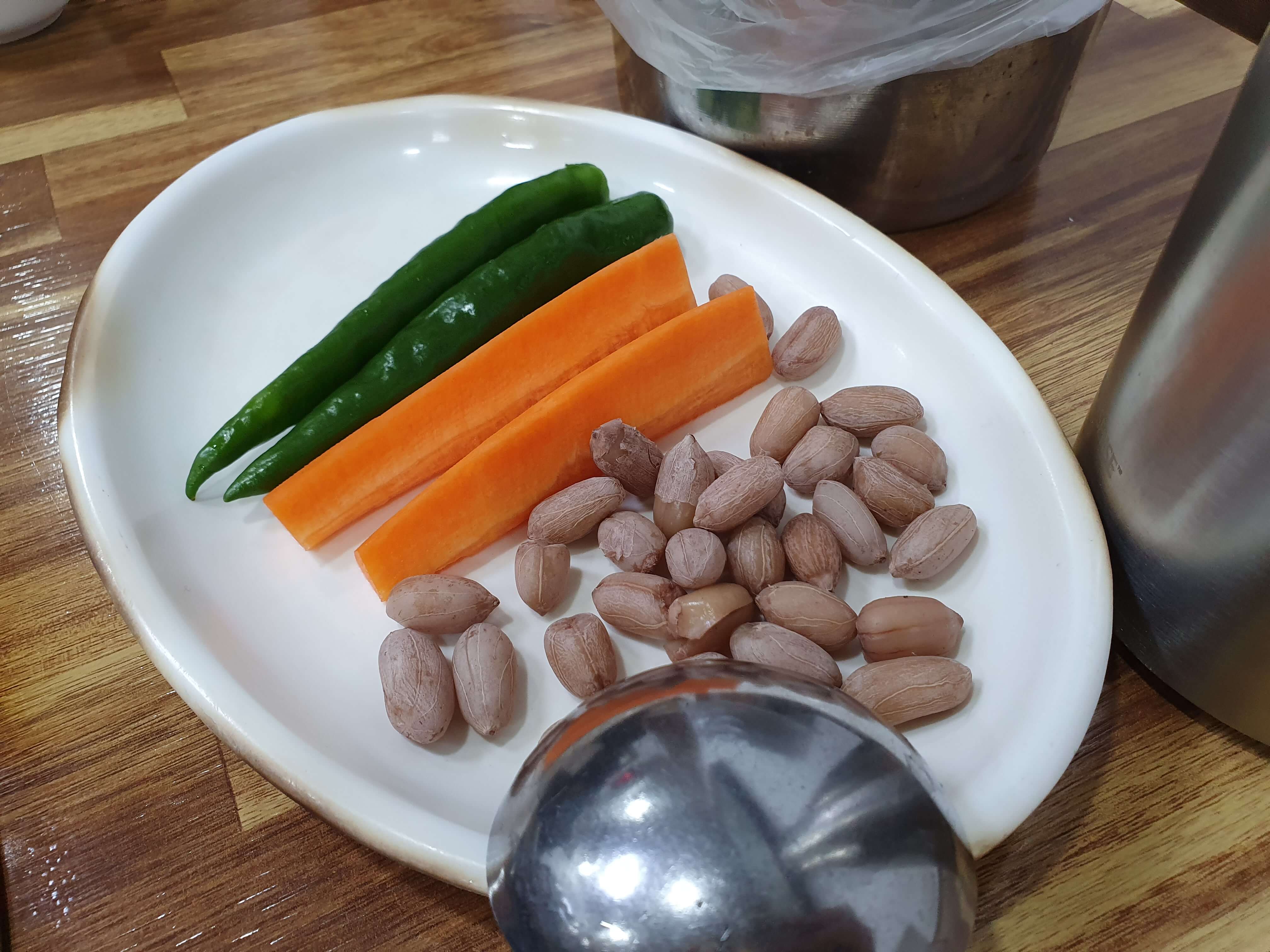 수정동 맛집 고관해물탕-반찬(땡초&#44; 당근&#44; 삶은 땅콩)