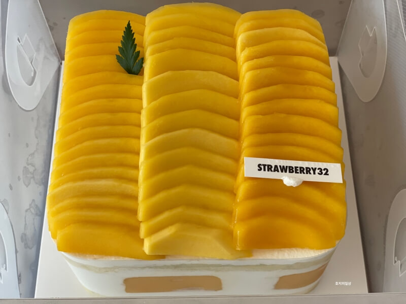 연남동 스트로베리32 - 내용물 충실한 망고 쇼트 케이크