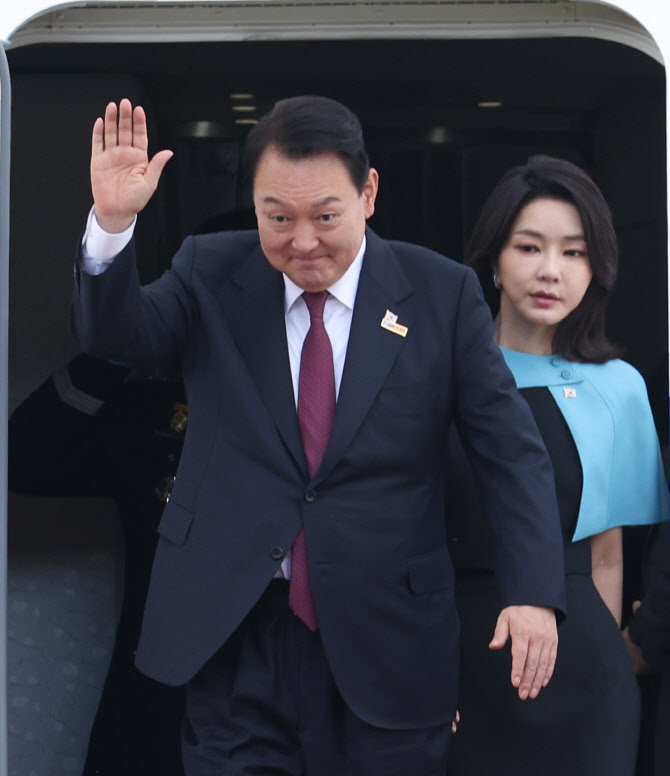  "김건희 여사가 사라졌다"..尹대통령 지지율 오를까