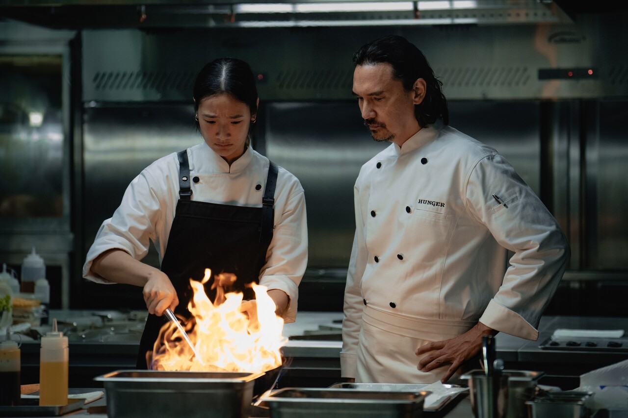 넷플릭스 영화 헝거에서 주연을 맡은 추티몬 충차로엔수킹과 노파타이 차이야남이 요리하는 모습
