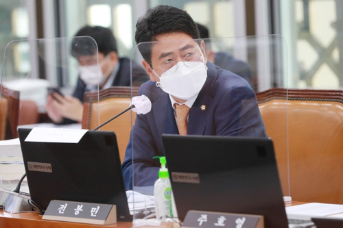  국민의힘 전봉민 의원 부친, 편법증여 의혹 취재진에 “3000만원 갖고 올게”
