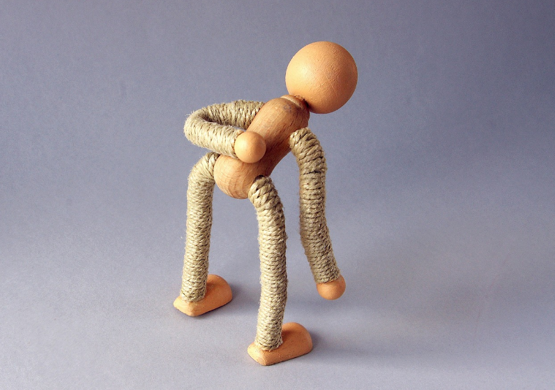 꼬리뼈 통증의 주요 원인 중 하나는 잘못된 자세와 앉는 습관이다