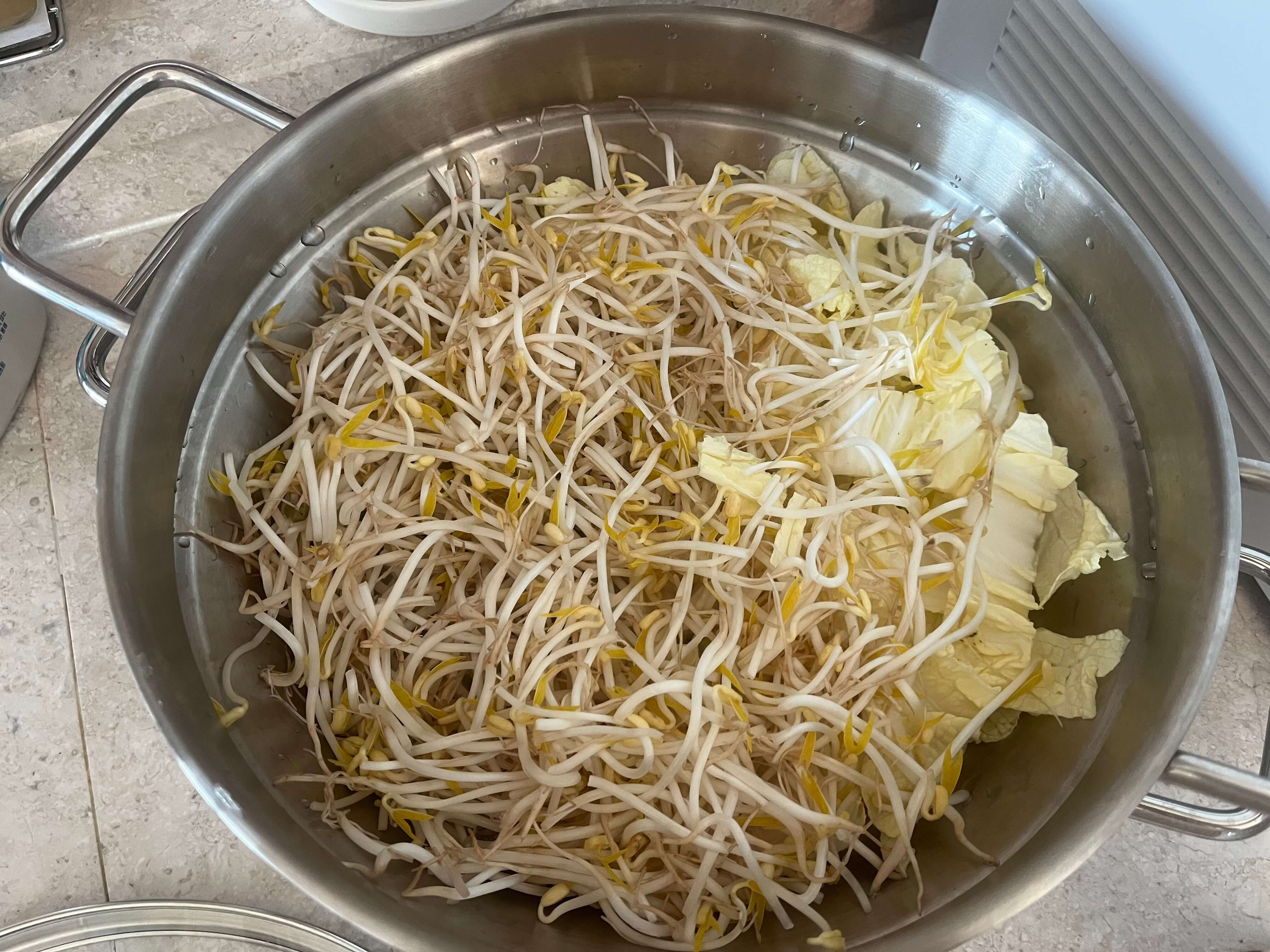 차돌박이숙주찜_숙주와_배추를_냄비에_깔아줍니다