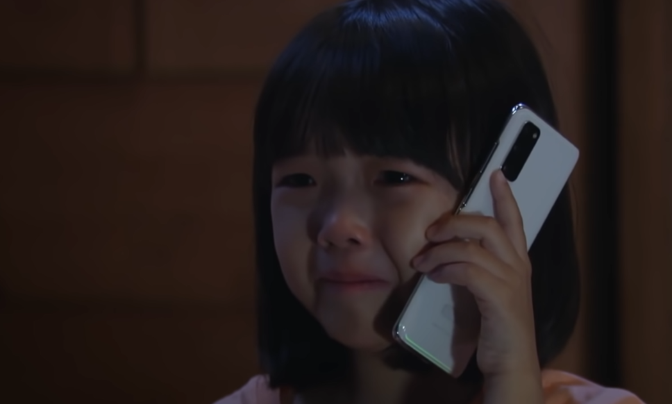 "전화 잘못 걸었습니다."잘못 건 전화에 아빠냐며 펑펑 우는 아이 얼떨결에 가짜 아빠가 된 남성은 아이의 사연을 듣자 가슴이 먹먹해집니다.