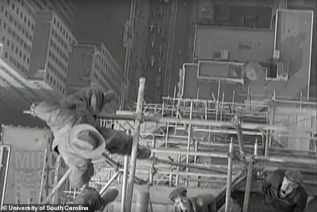 미 초고층에서 안전장치도 없이 작업하는 노동자들 VIDEO: Construction workers help build the Chrysler Building in 1930