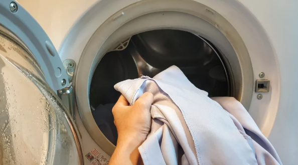세탁기에 셔츠 넣기(이미지 출처: Shutterstock)