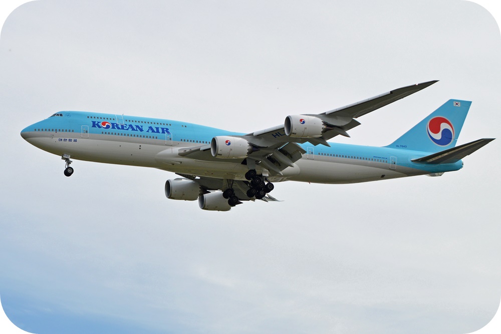 대한항공-보잉-B747-여객기-흐린-하늘-비행중