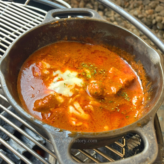 만돈만리 불판 위에 돼지고기 토마토 스튜를 올린 사진