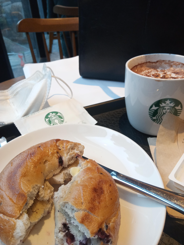 Siheung Daeya DT Star bucks&amp;#44; Signature hot Chocorate&amp;#44; Blue berry Bagle&amp;#44; Lurpak butter