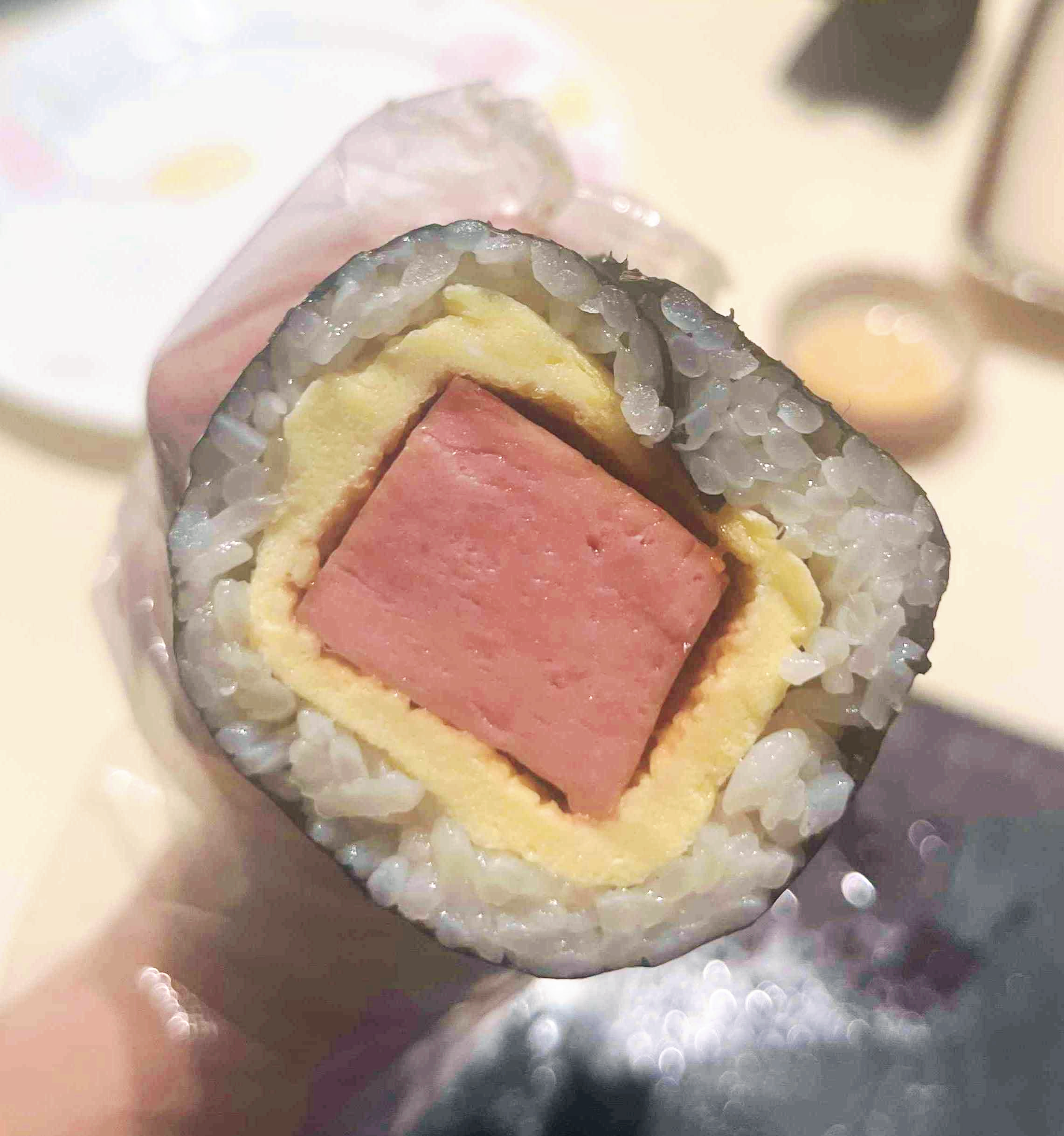 김밥을 자른 단면에 스팸과 계란이 보인다. 