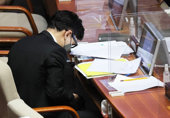  한동훈, 카메라 등지고 책상 밑에서 폰 봤다..문자유출 뒤 풍경