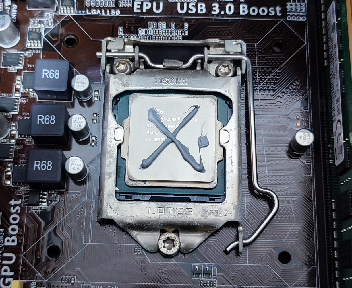 CPU 위에 서멀컴파운드를 도포 후 CPU 쿨러를 장착