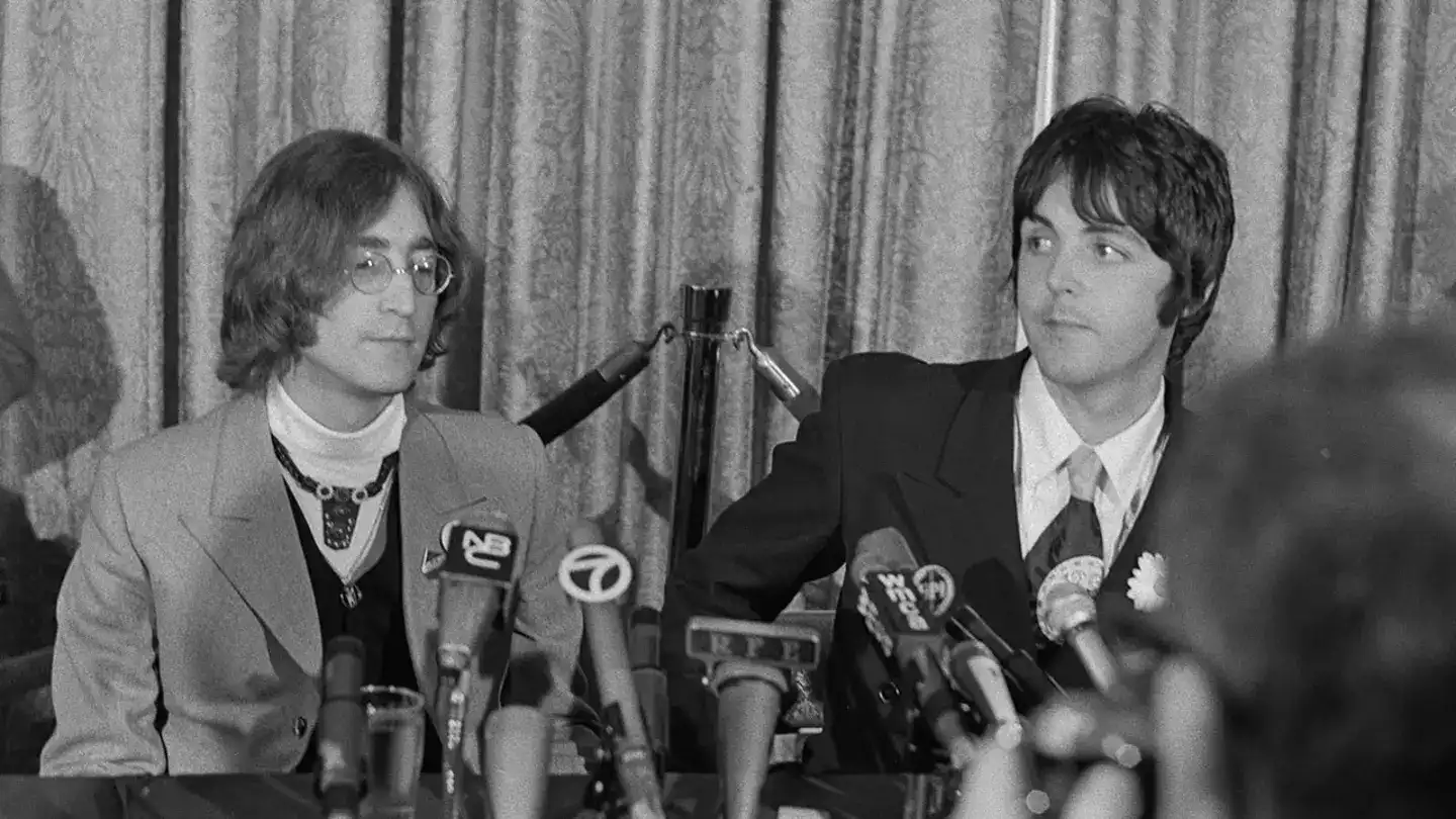 폴 매카트나와 존 레논 흑백 사진