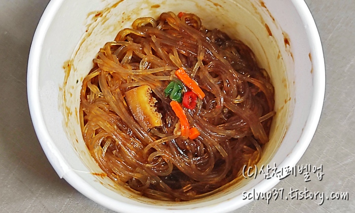 조리 후 컵누들 매콤찜닭맛 완성