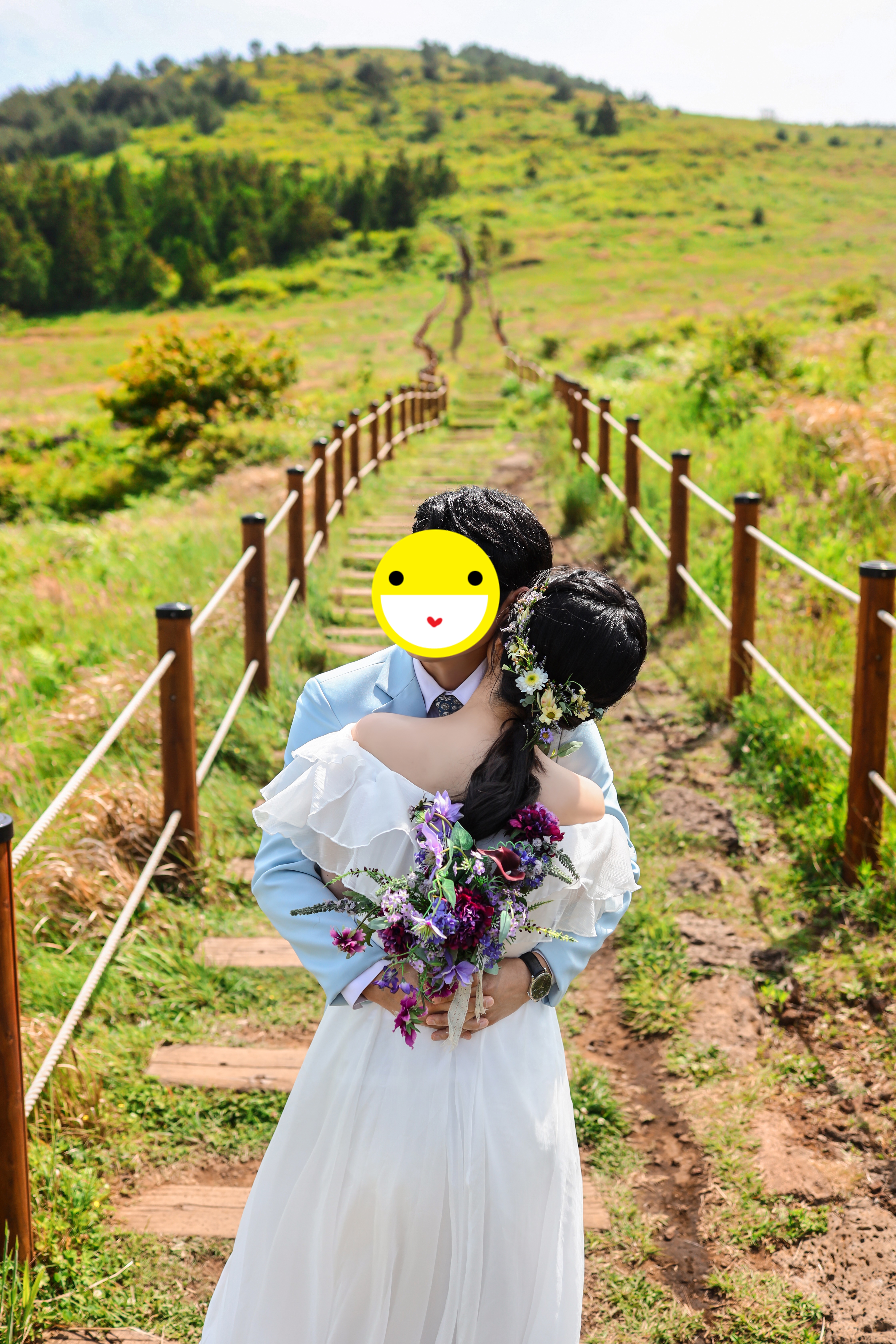 생화머리장식을-한-여자-뒷모습과-여자를-포옹하고-있는-예신