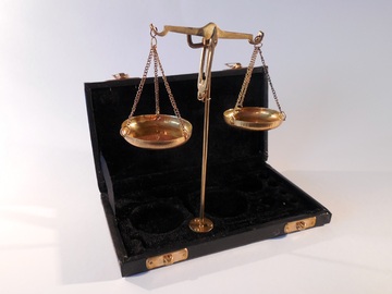 법원의 공정성과 공평성을 상징하는 저울